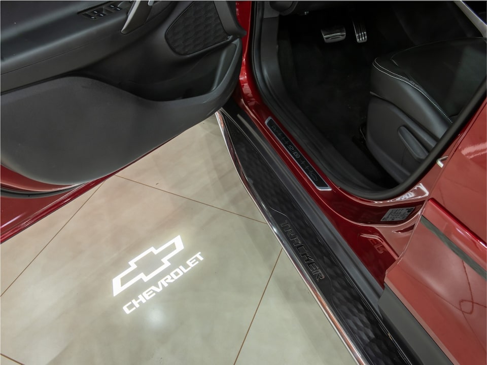 Luz de cortesía con el logotipo de Chevrolet del Paquete Elegance de la Tracker.