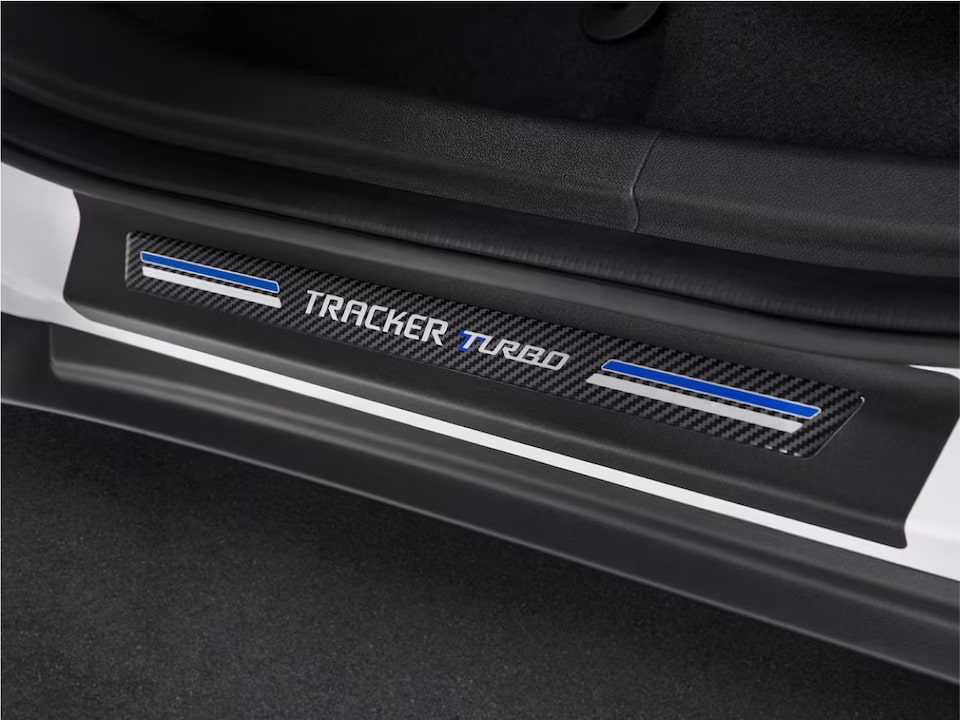 Umbral de puerta revestido de resina Tracker Turbo del Paquete Elegance de la Chevrolet.