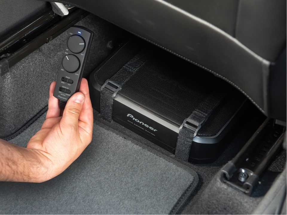 Parlantes premium kit de instalación de subwoofer Pioneer del Paquete Elegance de la Chevrolet Tracker.