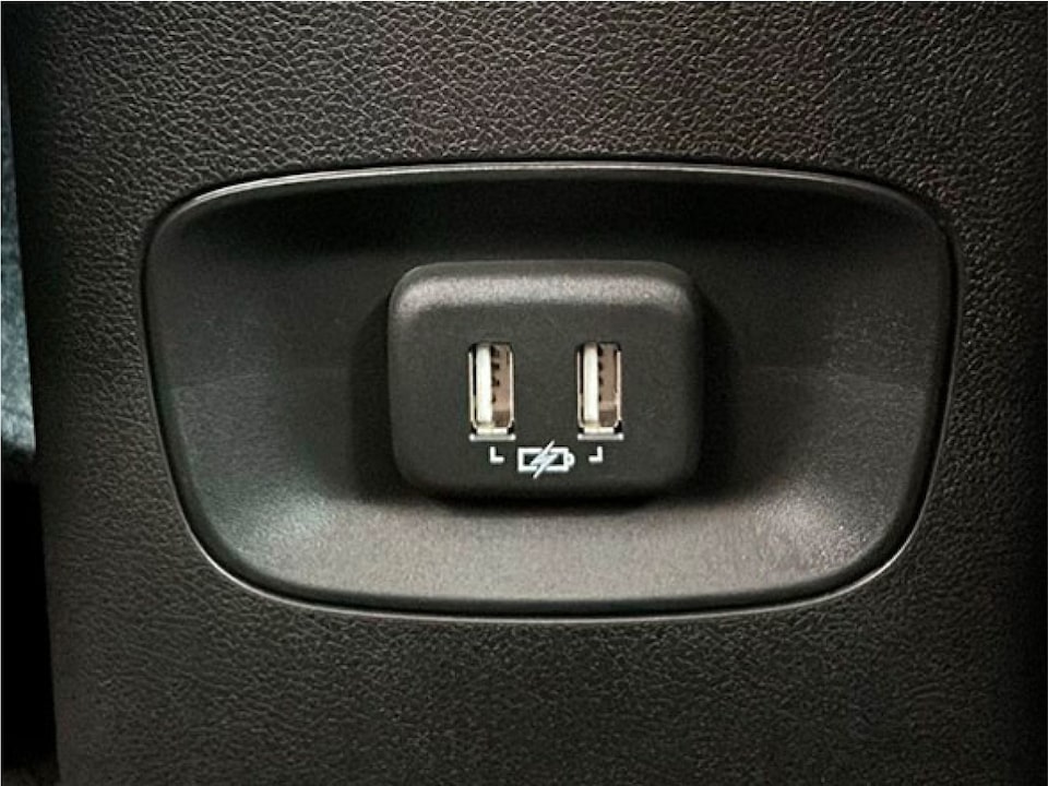 Enchufe USB trasero del Paquete Lite de la Chevrolet Tracker.