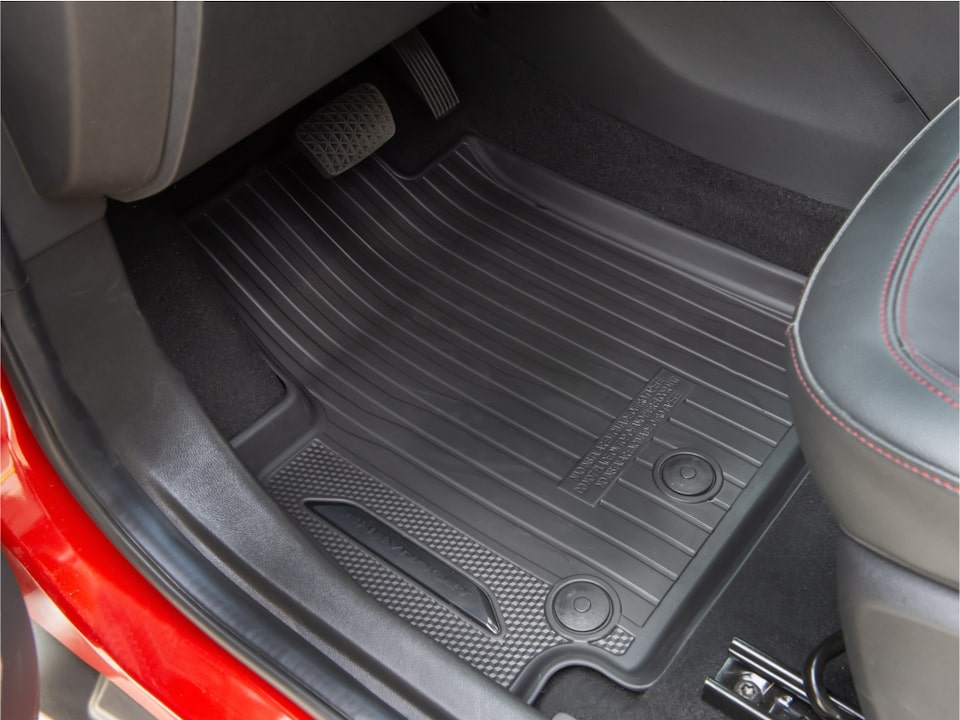 Juego de alfombras con borde elevado y logotipo del Paquete Protection de la Chevrolet Tracker.