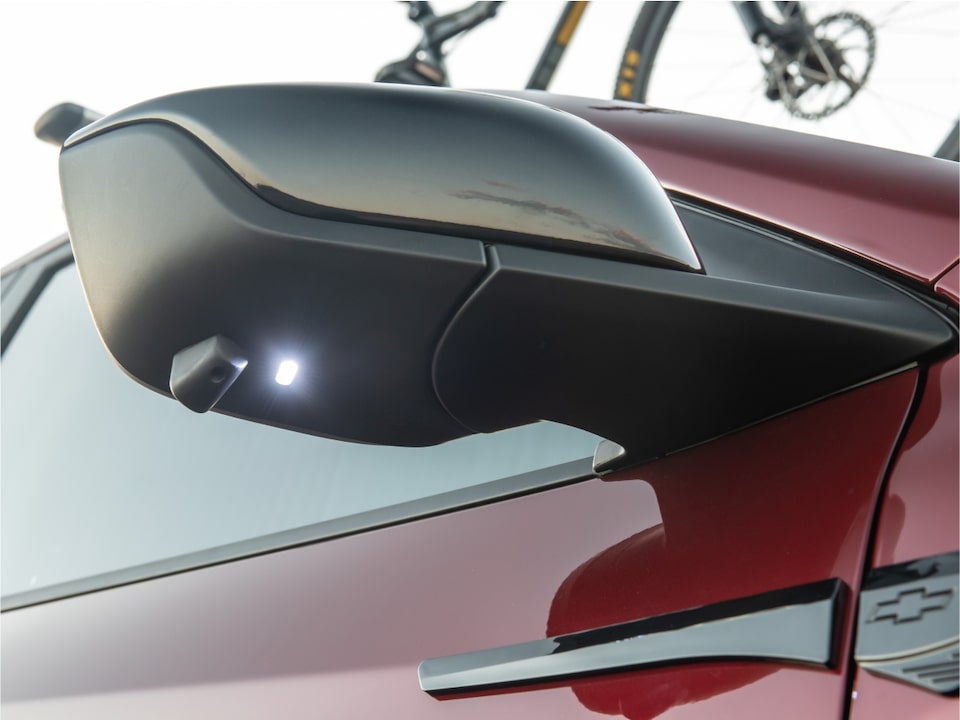 Luces de bienvenida con iluminación LED en los retrovisores exteriores del Paquete Protection de la Chevrolet Tracker.