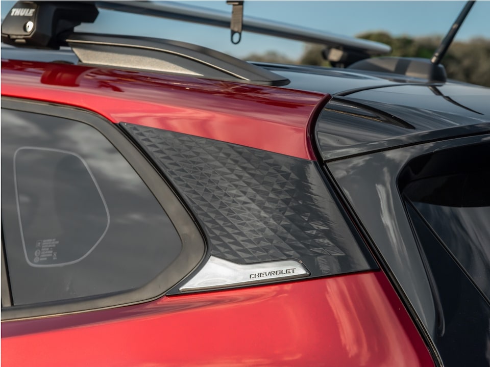 Aplique ornamental de columna C del Paquete Sport de la Chevrolet Tracker.