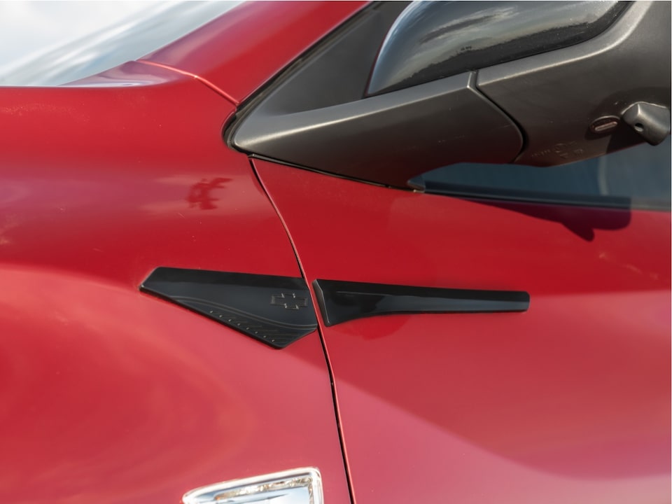 Aplique ornamental del guardabarros del Paquete Sport de la Chevrolet Tracker.
