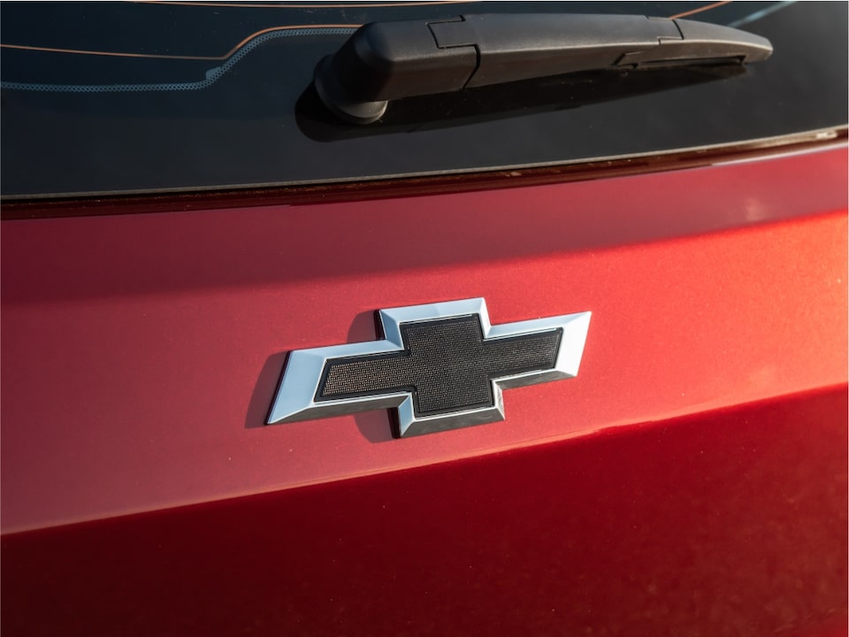 Emblema Chevrolet trasero en negro Black Bow Tie del Paquete Sport de la Chevrolet Tracker.