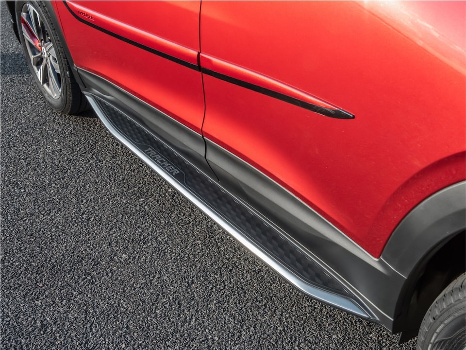 Estribo lateral integrado del Paquete Sport de la Chevrolet Tracker.