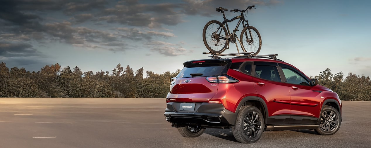 Chevrolet Tracker estacionada con vegetación de fondo.
