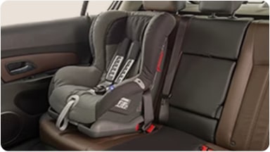 Accesorio de silla infantil Britax Duo Plus, recomendada para niños de 9 a 18 kg, instalada en el asiento trasero de la SUV Chevrolet Trailblazer en Argentina.