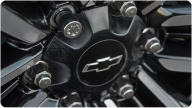 Detalle del kit de tuercas de seguridad instalado en la llanta, un accesorio de alta resistencia para prevenir robos en la SUV Chevrolet Trailblazer en Argentina.