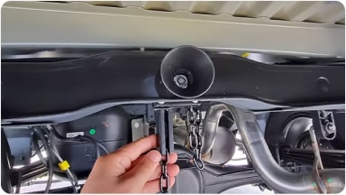 Accesorio de traba antirrobo instalada en la parte inferior del chasis, diseñada para proteger la llanta de repuesto de la SUV Chevrolet Trailblazer en Argentina.
