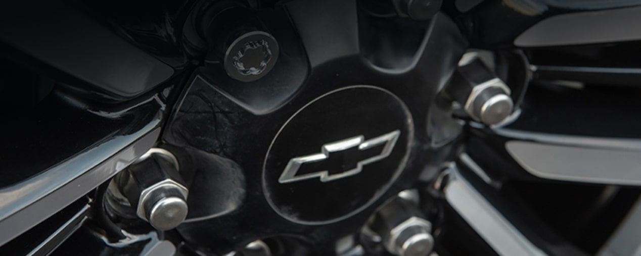 Detalle de la rueda de la SUV Chevrolet Trailblazer mostrando una tuerca de seguridad, presentando la sección de accesorios de protección en Argentina.