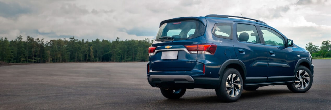 Vista exterior trasera y lateral de la nueva Chevrolet Spin color azul, representando la sección de accesorios de confort para disfrutar en familia en Argentina.