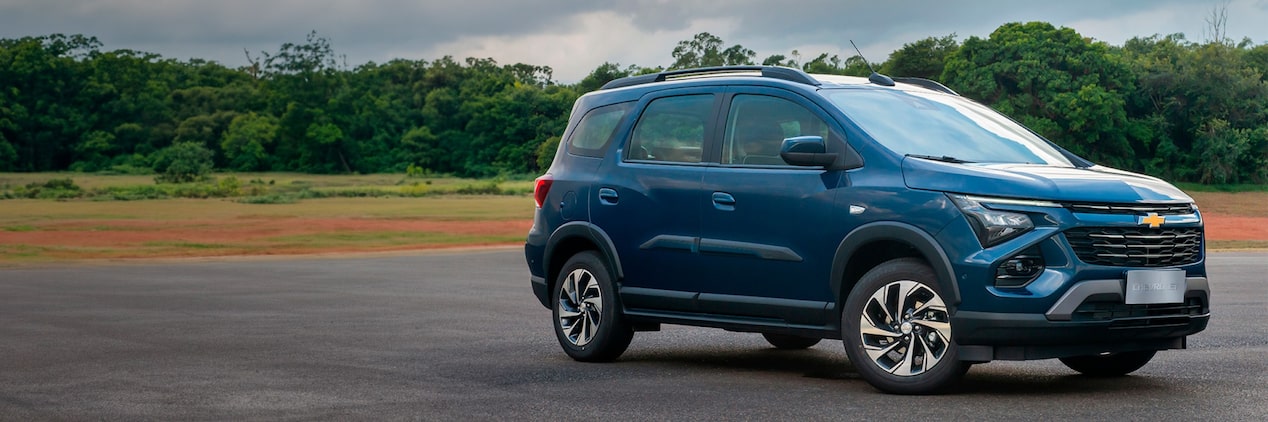 Vista exterior frontal y lateral de la nueva Chevrolet Spin color azul, destacando la sección de accesorios originales de protección en Argentina.
