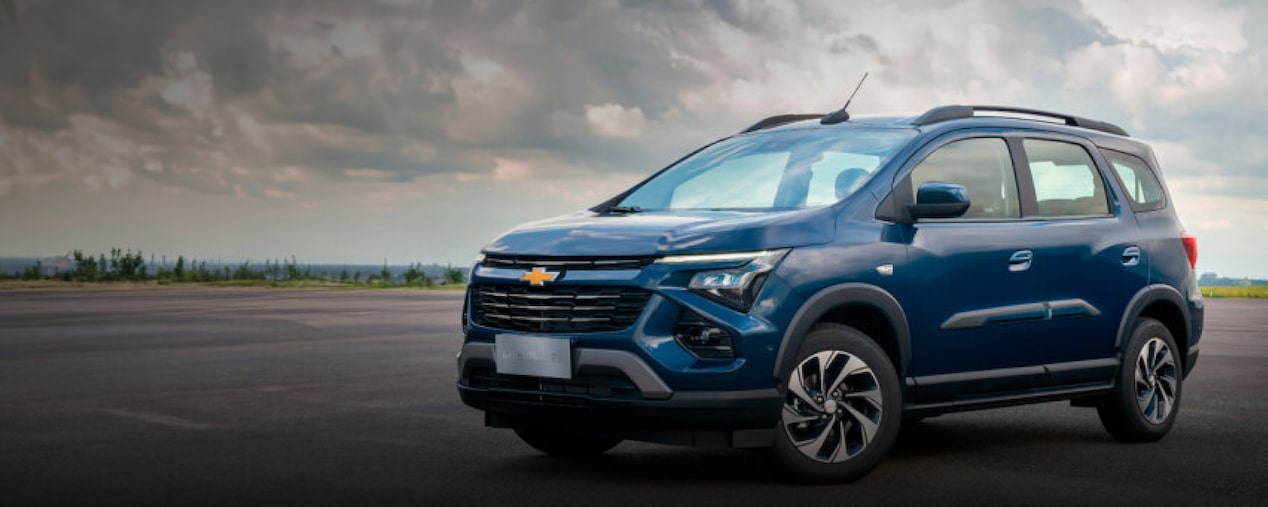 Vista frontal y lateral de la nueva Chevrolet Spin color azul, destacando su renovado diseño exterior en la sección de accesorios en Argentina.