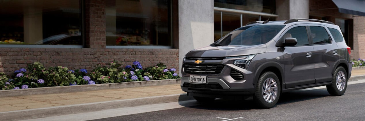 Vista de la nueva Chevrolet Spin color gris estacionada en un entorno urbano, presentando la variedad de paquetes de accesorios originales en Argentina.