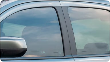 Detalle del adhesivo de revestimiento negro para el pilar B, que aporta un toque de elegancia y deportividad al lateral de la nueva Chevrolet Spin en Argentina.r.