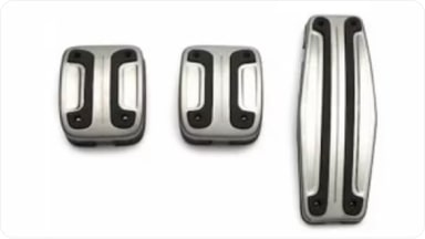 Accesorio de pedalera deportiva con acabado en aluminio para vehículos con transmisión manual, realzando el estilo interior de la nueva Chevrolet Spin en Argentina.