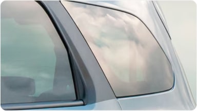 Detalle del adhesivo para el pilar C, un accesorio original diseñado para realzar el diseño lateral de la nueva Chevrolet Spin en Argentina.