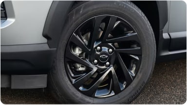 Accesorio de llanta de aluminio de 16 pulgadas con exclusivo acabado Carbon Flash, que combina diseño y calidad para realzar el estilo exterior de la nueva Chevrolet Spin en Argentina.