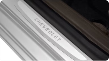 Detalle de los adhesivos con la inscripción Chevrolet, diseñados para personalizar el ingreso al vehículo y proteger las molduras de la nueva Chevrolet Spin en Argentina.