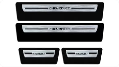 Kit de molduras de acceso resinadas en color aluminio con la marca Chevrolet, para brindar un acabado moderno y proteger la pintura de la nueva Chevrolet Spin en Argentina.