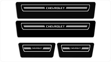 Kit de molduras de acceso resinadas en color negro con la marca Chevrolet, diseñadas para proteger la zona de acceso con un estilo moderno en la nueva Chevrolet Spin en Argentina.