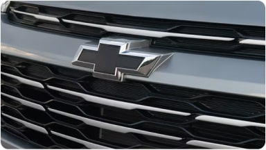Primer plano del emblema frontal de Chevrolet en color negro, ideal para personalizar la nueva Chevrolet Spin con un estilo más deportivo en Argentina.