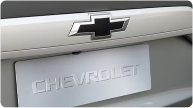 Detalle del emblema trasero de Chevrolet en color negro (Black Bow Tie), ideal para darle un toque más deportivo a la nueva Chevrolet Spin en Argentina.