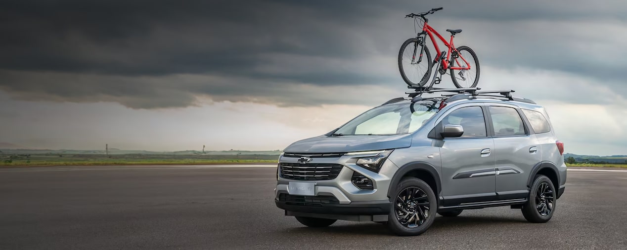Vista exterior de la nueva Chevrolet Spin color gris equipada con soporte para bicicleta en el techo, presentando la sección de accesorios de apariencia en Argentina.