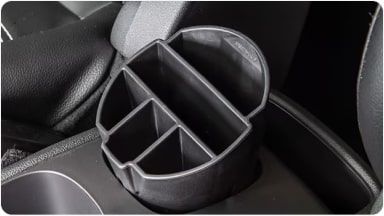 Accesorio de organizador interno insertado en el portavasos, perfecto para mantener ordenados celulares y objetos pequeños en el habitáculo de la nueva Chevrolet Spin en Argentina.