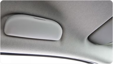Práctico accesorio porta anteojos montado en el techo, diseñado para guardar y proteger los lentes con un ajuste perfecto en la nueva Chevrolet Spin en Argentina.