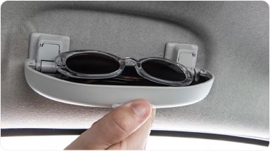 Práctico accesorio porta anteojos montado en el techo, diseñado para guardar y proteger los lentes con un ajuste perfecto en la nueva Chevrolet Spin en Argentina.