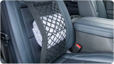 Red de conveniencia instalada en el lateral de la estructura del asiento, diseñada para mantener las pertenencias firmes y organizadas en la nueva Chevrolet Spin en Argentina.