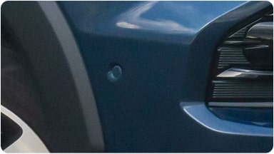 Detalle del sensor de estacionamiento delantero integrado en el paragolpes, una asistencia clave para realizar maniobras seguras en la nueva Chevrolet Spin en Argentina.