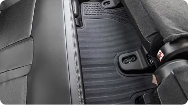 Accesorio de alfombras de PVC fáciles de limpiar, ideales para proteger eficientemente el piso de la tercera fila contra la suciedad en la nueva Chevrolet Spin de 7 lugares en Argentina.