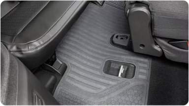 Accesorio de alfombras de PVC fáciles de limpiar, ideales para proteger eficientemente el piso de la tercera fila contra la suciedad en la nueva Chevrolet Spin de 7 lugares en Argentina.