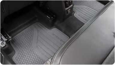Juego de alfombras de PVC de alta resistencia instaladas en la primera y segunda fila, brindando protección y mayor durabilidad al interior de la nueva Chevrolet Spin en Argentina.