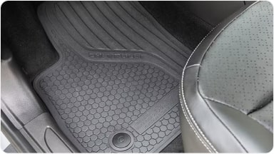 Juego de alfombras de PVC de alta resistencia instaladas en la primera y segunda fila, brindando protección y mayor durabilidad al interior de la nueva Chevrolet Spin en Argentina.
