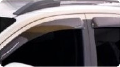 Accesorio de deflectores de lluvia instalados en las ventanillas, ideales para renovar el aire de la cabina y evitar el ingreso de agua en la nueva Chevrolet Spin en Argentina.