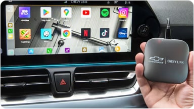 Detalle del accesorio Chevy Link junto a su cable de conexión, un módulo de entretenimiento que suma avanzadas opciones de conectividad a la nueva Chevrolet Spin en Argentina.
