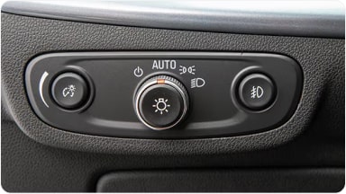 Detalle del panel de control con el sistema de encendido automático de faros, una solución que brinda confort y seguridad al conducir la nueva Chevrolet Spin en Argentina.
