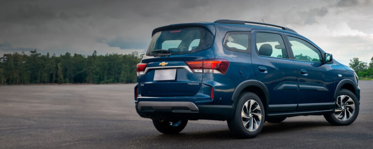 Vista exterior trasera y lateral de la nueva Chevrolet Spin color azul, introduciendo la sección de accesorios de confort para la familia en Argentina.