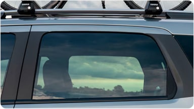 Vista lateral de los cristales de la nueva Chevrolet Spin equipados con lámina de seguridad, que brinda protección adicional a los ocupantes contra intentos de robo o vandalismo en Argentina.