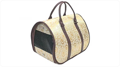 Elegante bolso de transporte con diseño estampado y rejillas de ventilación, ideal para llevar a tu mascota con máxima comodidad y seguridad a bordo de la nueva Chevrolet Spin en Argentina.