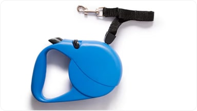 Accesorio de correa retráctil en color azul, diseñado para brindar libertad de movimiento y control durante los paseos con tu mascota en Argentina.