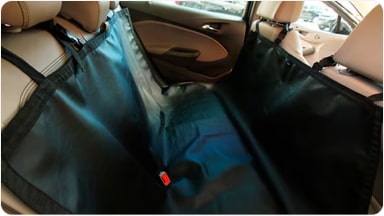 Protector impermeable instalado en el interior del vehículo, un accesorio ideal para preservar el asiento y el baúl contra la suciedad de las mascotas en la nueva Chevrolet Spin en Argentina.