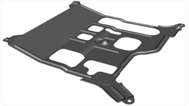 Detalle de la pieza metálica resistente del protector de cárter, diseñada para resguardar los componentes inferiores del motor de la nueva Chevrolet Spin ante impactos en Argentina.