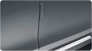  Detalle del accesorio Save Door aplicado en el borde, diseñado para proteger las puertas contra rayones y golpes en espacios reducidos para la nueva Chevrolet Spin en Argentina.