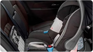 Accesorio de silla infantil Britax Baby-Safe instalada, diseñada para brindar máxima protección y confort a bebés de hasta 13 kg en la nueva Chevrolet Spin en Argentina.