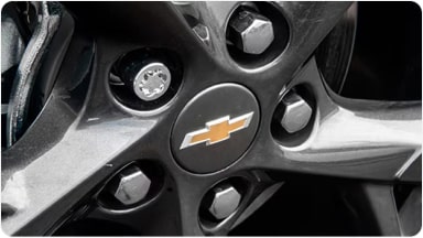 Detalle de la tuerca de seguridad instalada en la llanta, un accesorio que brinda protección adicional contra el robo de las ruedas en la nueva Chevrolet Spin en Argentina.